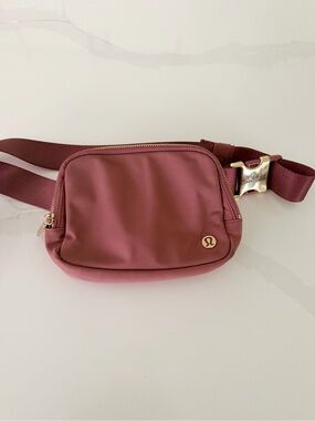 lululemon Everywhere 1L Belt Bag Gold Hardware